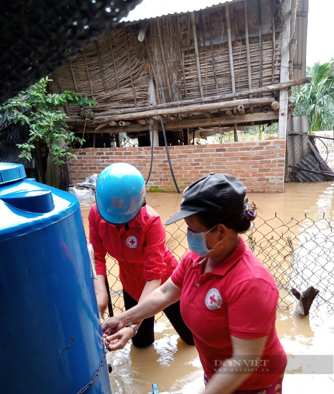 Mưa lớn trắng trời, nhiều nơi ở Bình Định ngập sâu trong nước lũ, 1 người chết - Ảnh 3.