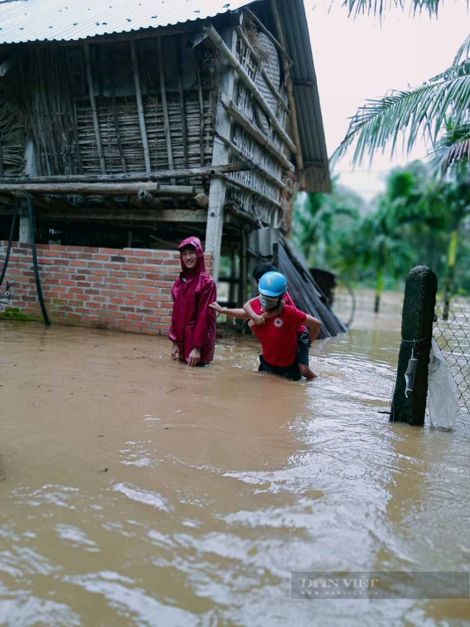 Mưa lớn trắng trời, nhiều nơi ở Bình Định ngập sâu trong nước lũ, 1 người chết - Ảnh 1.