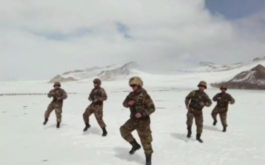 Bất ngờ quân đội Trung Quốc nhảy múa ở độ cao 5.200 mét trên dãy Himalaya