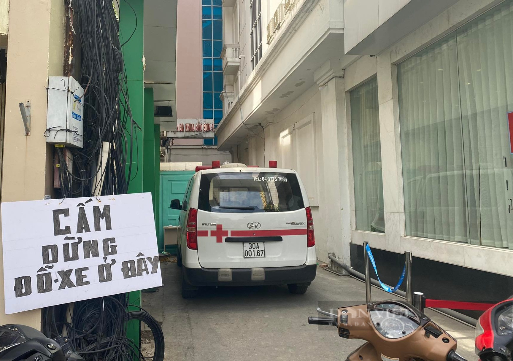 nữ sinh cách ly trong xe cứu thương ở Hà Nội