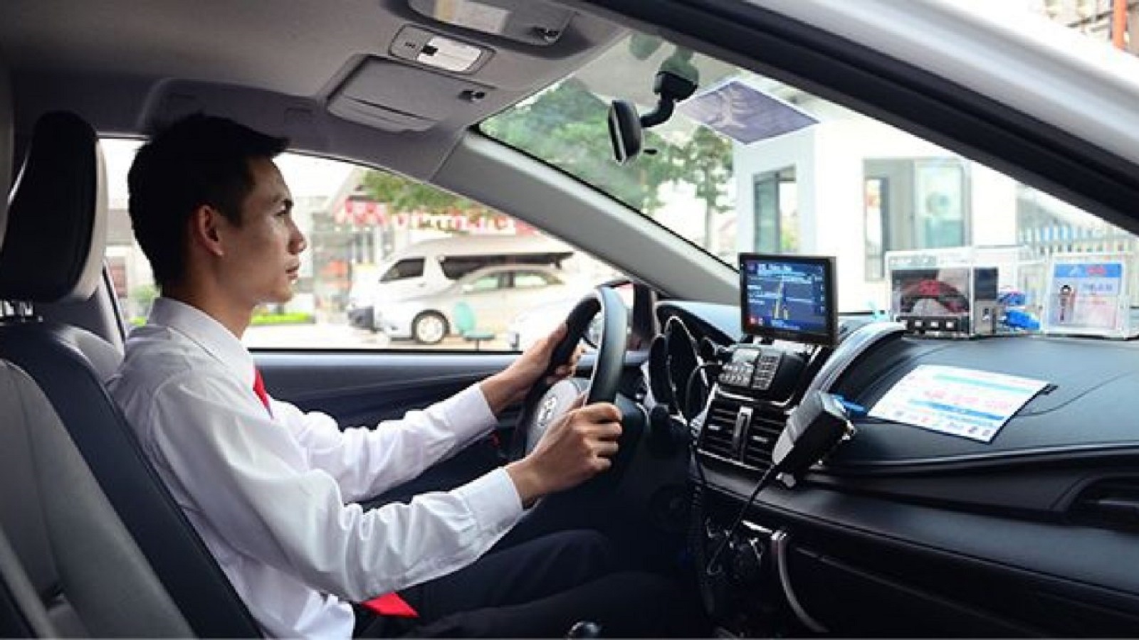 Kinh nghiệm lái xe ô tô lúc tắc đường trong thành phố cho lái mới - Ảnh 1.