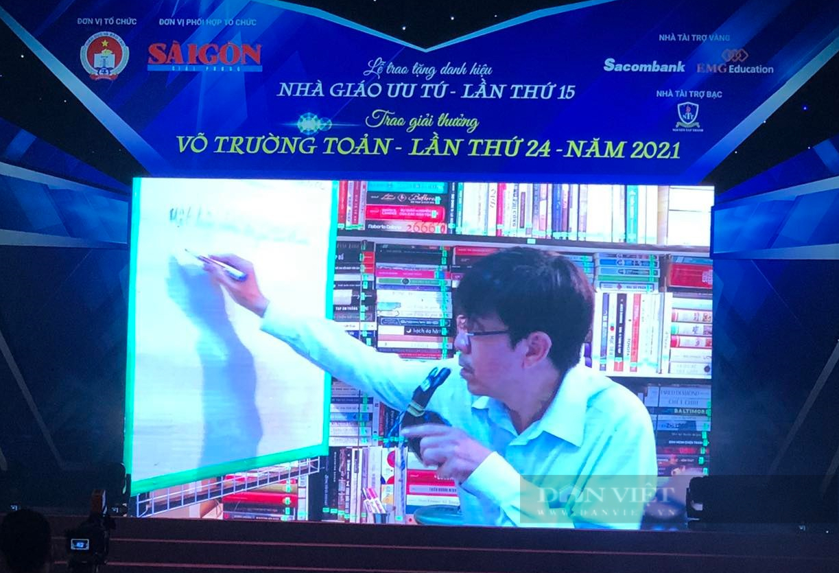 Một ngày trước khi về hưu, thầy giáo xúc động nhận được giải thưởng Võ Trường Toản - Ảnh 2.