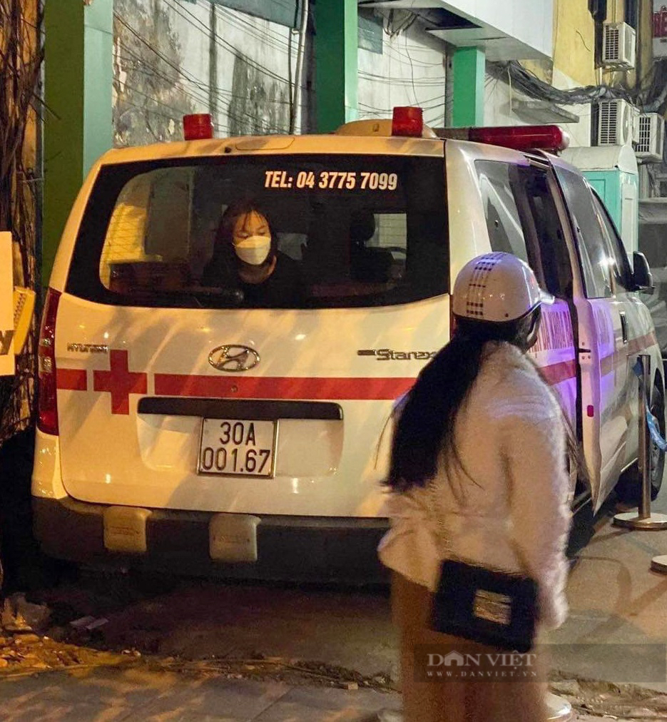 nữ sinh cách ly trong xe cứu thương ở Hà Nội