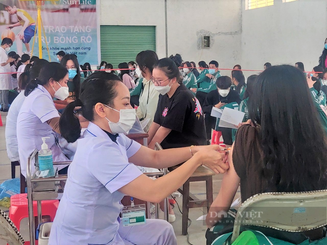 Hà Tĩnh triển khai tiêm hơn 35.000 mũi vaccine phòng Covid-19 cho học sinh cấp 3 - Ảnh 2.