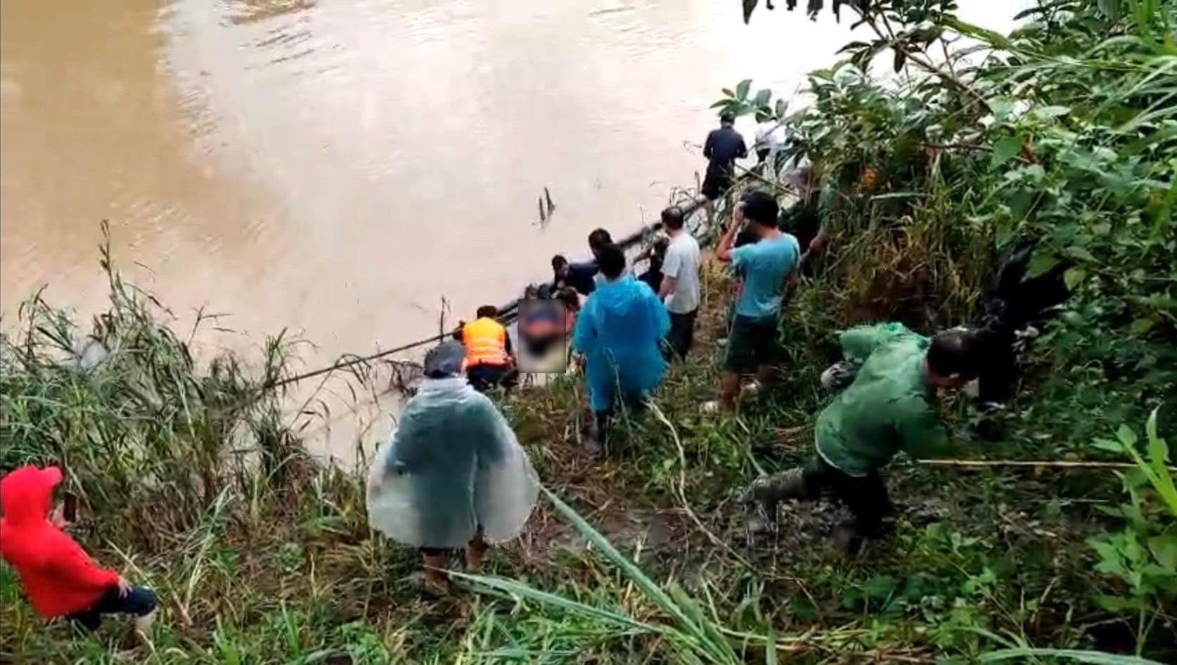 Đắk Lắk: Bị nước lũ cuốn trôi, thi thể người phụ nữ được tìm thấy tại lòng hồ thủy lợi Krông Pách thượng - Ảnh 2.