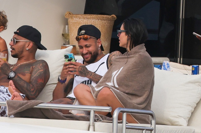 Ngồi hớ hênh, bạn gái Neymar ngượng chín mặt vì lộ nội y - Ảnh 2.