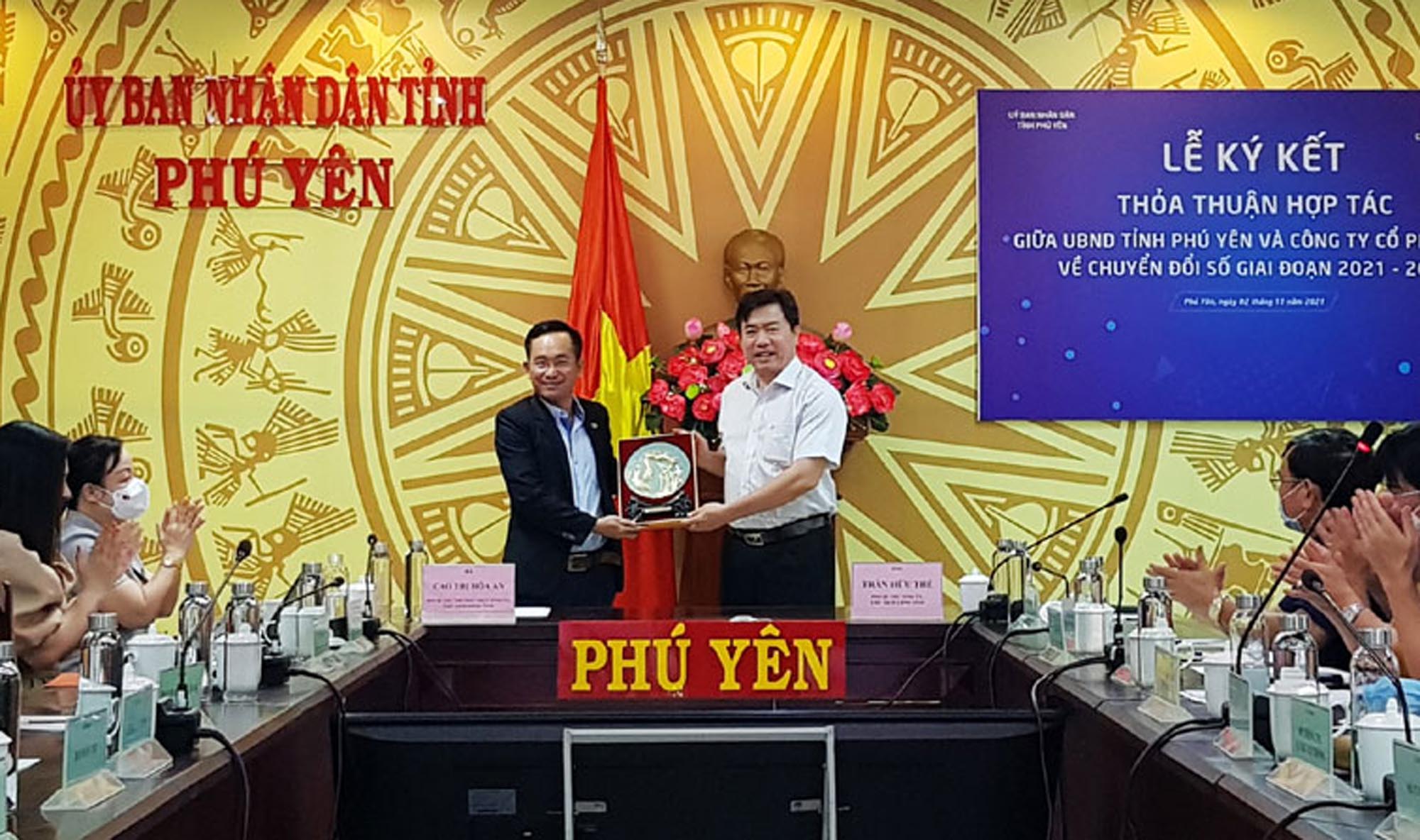 FPT và Phú Yên ký thỏa thuận hợp tác thúc đẩy chuyển đổi số - Ảnh 1.