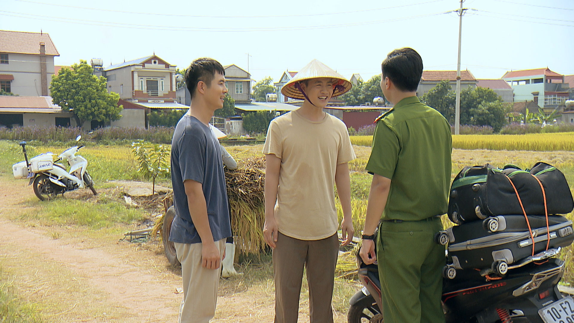 Phim mới trên VTV1: Chuyện về người dân đang mắc chứng &quot;ngộ độc tiền&quot; - Ảnh 5.