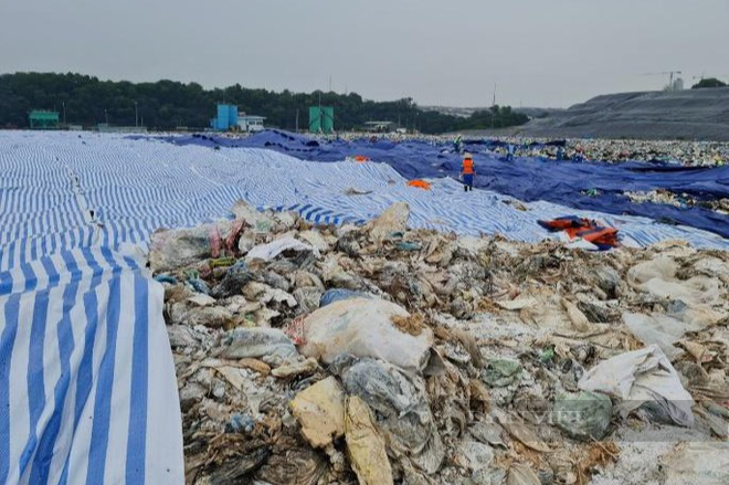 Hà Nội ùn ứ rác thải ở nhiều tuyến đường nội thành sau khi bãi rác Nam Sơn tạm ngừng tiếp nhận - Ảnh 2.
