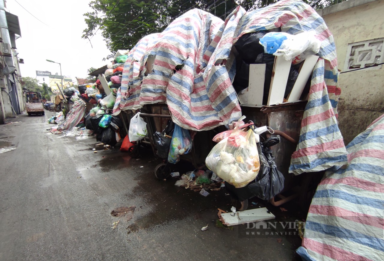 Hà Nội ùn ứ rác thải ở nhiều tuyến đường nội thành sau khi bãi rác Nam Sơn tạm ngừng tiếp nhận - Ảnh 4.