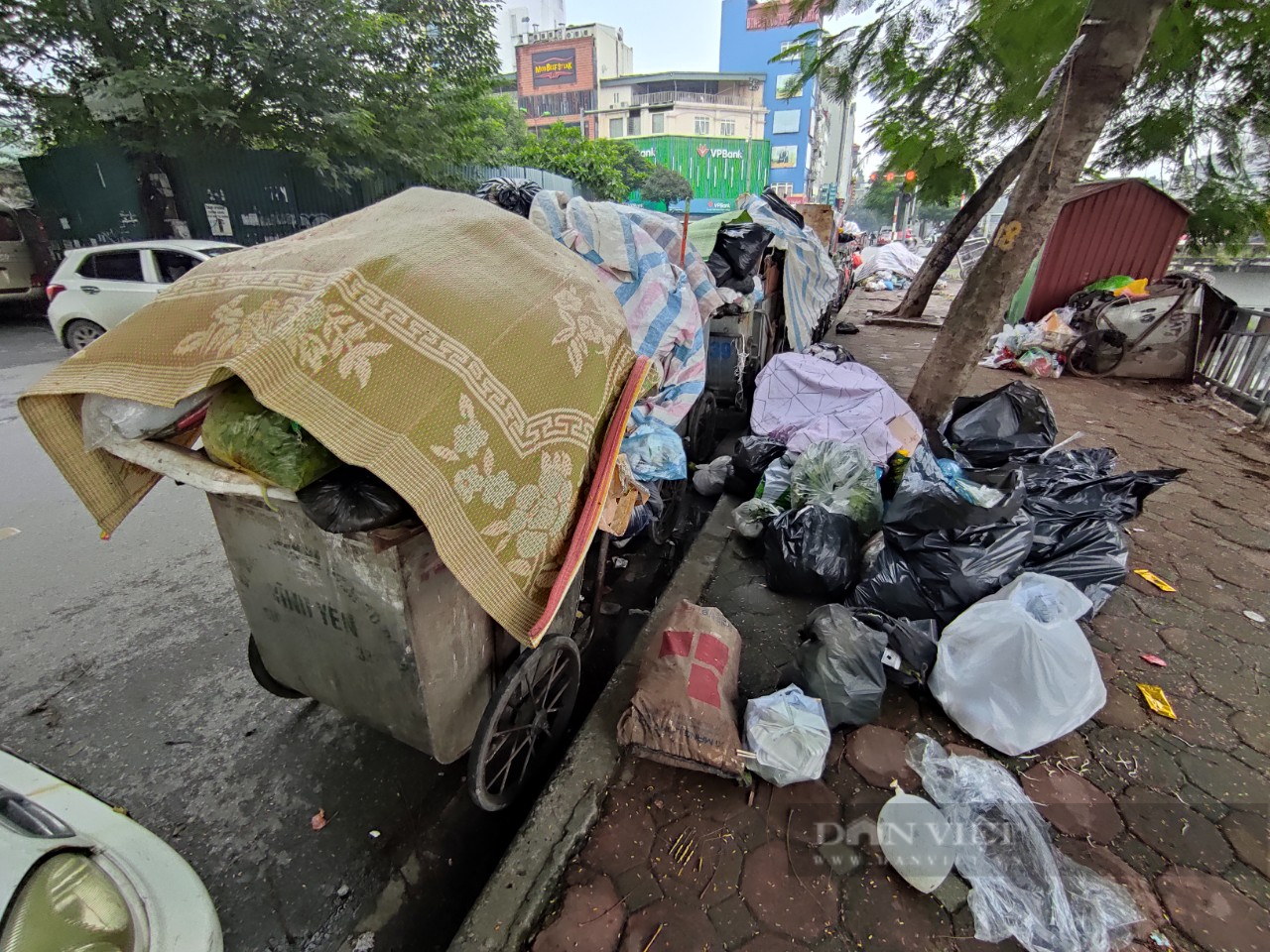 Hà Nội ùn ứ rác thải ở nhiều tuyến đường nội thành sau khi bãi rác Nam Sơn tạm ngừng tiếp nhận - Ảnh 5.