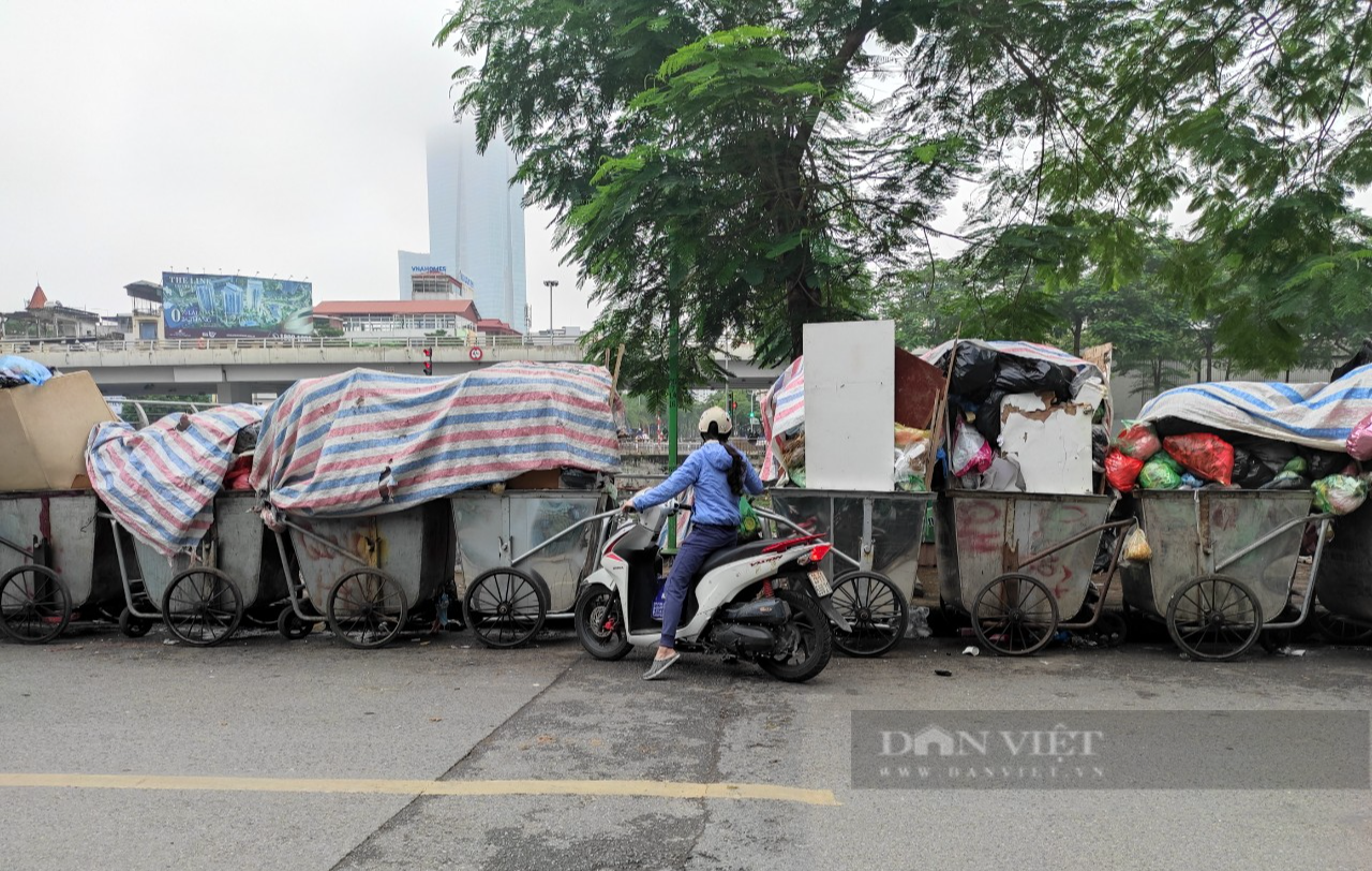Hà Nội ùn ứ rác thải ở nhiều tuyến đường nội thành sau khi bãi rác Nam Sơn tạm ngừng tiếp nhận - Ảnh 6.