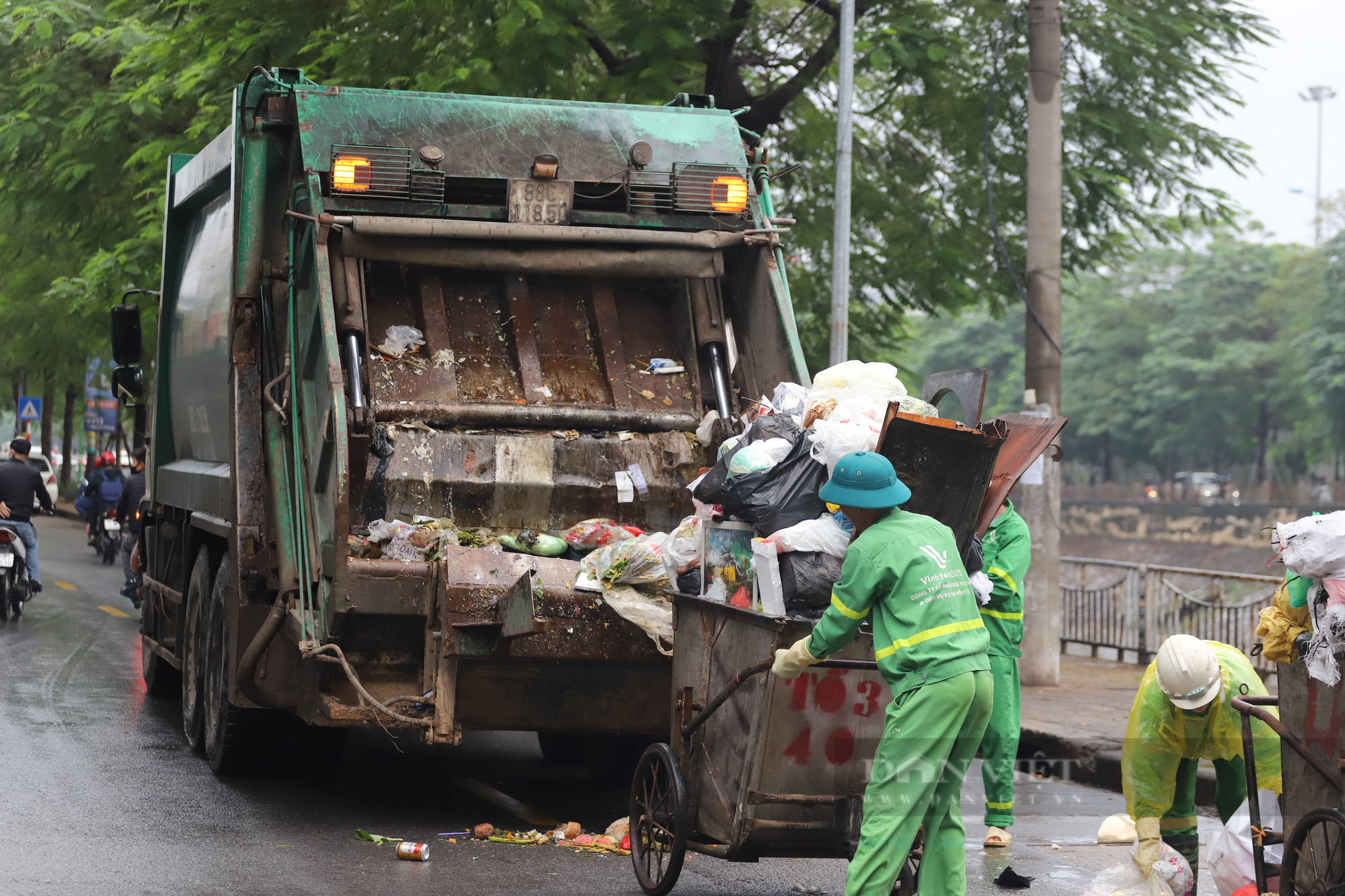 Hà Nội ùn ứ rác thải ở nhiều tuyến đường nội thành sau khi bãi rác Nam Sơn tạm ngừng tiếp nhận - Ảnh 8.