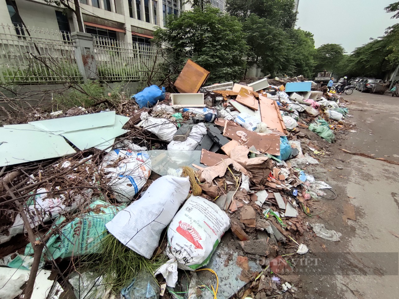 Hà Nội ùn ứ rác thải ở nhiều tuyến đường nội thành sau khi bãi rác Nam Sơn tạm ngừng tiếp nhận - Ảnh 7.