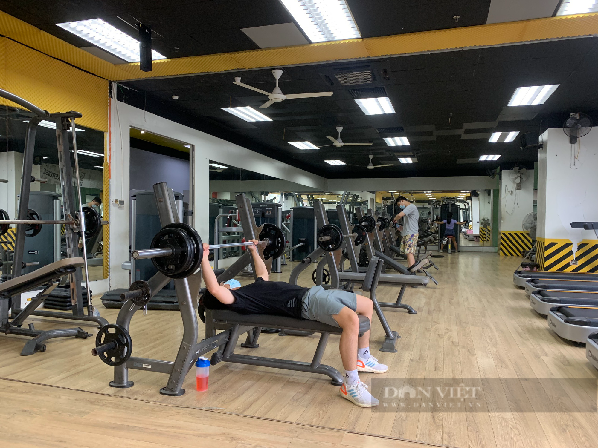 Được nới lỏng, nhiều người dân ở Hà Nội vùi mình tập luyện trong phòng gym - Ảnh 1.