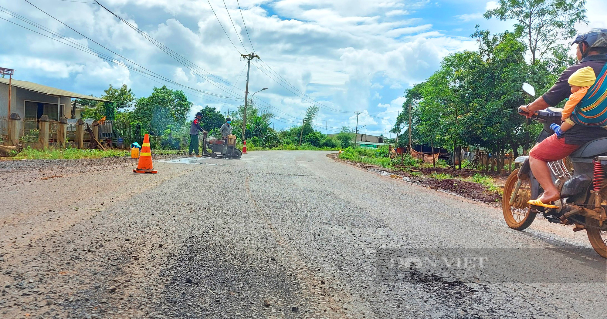 Đường trăm tỷ vá chằng, vá đụp ở Gia Lai: Nguyên nhân do xe chở vật liệu điện gió - Ảnh 5.