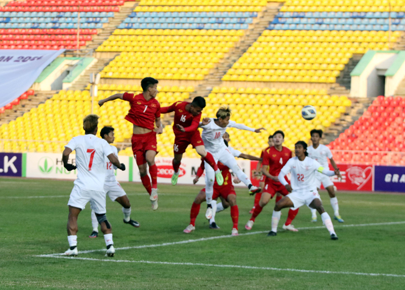 HLV Park Hang-seo gọi cầu thủ đánh cùi chỏ U23 Myanmar lên tuyển - Ảnh 1.