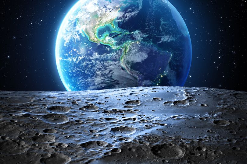 Đá mặt trăng mang đến cho bạn cảm giác như đang chạm tay vào vị trí thật sự của mặt trăng. Từ những chấm trắng trên nền đen sẽ làm bạn dễ dàng tưởng tượng ra những thế giới khác trong vũ trụ.