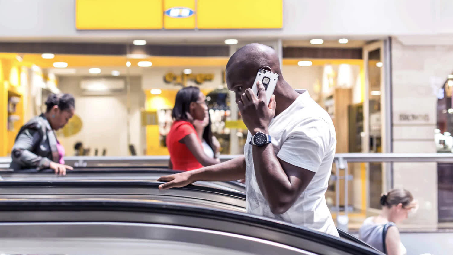 Mobile Money có thể tác động tích cực đến nhiều các mặt của xã hội. Ảnh: @AFP.