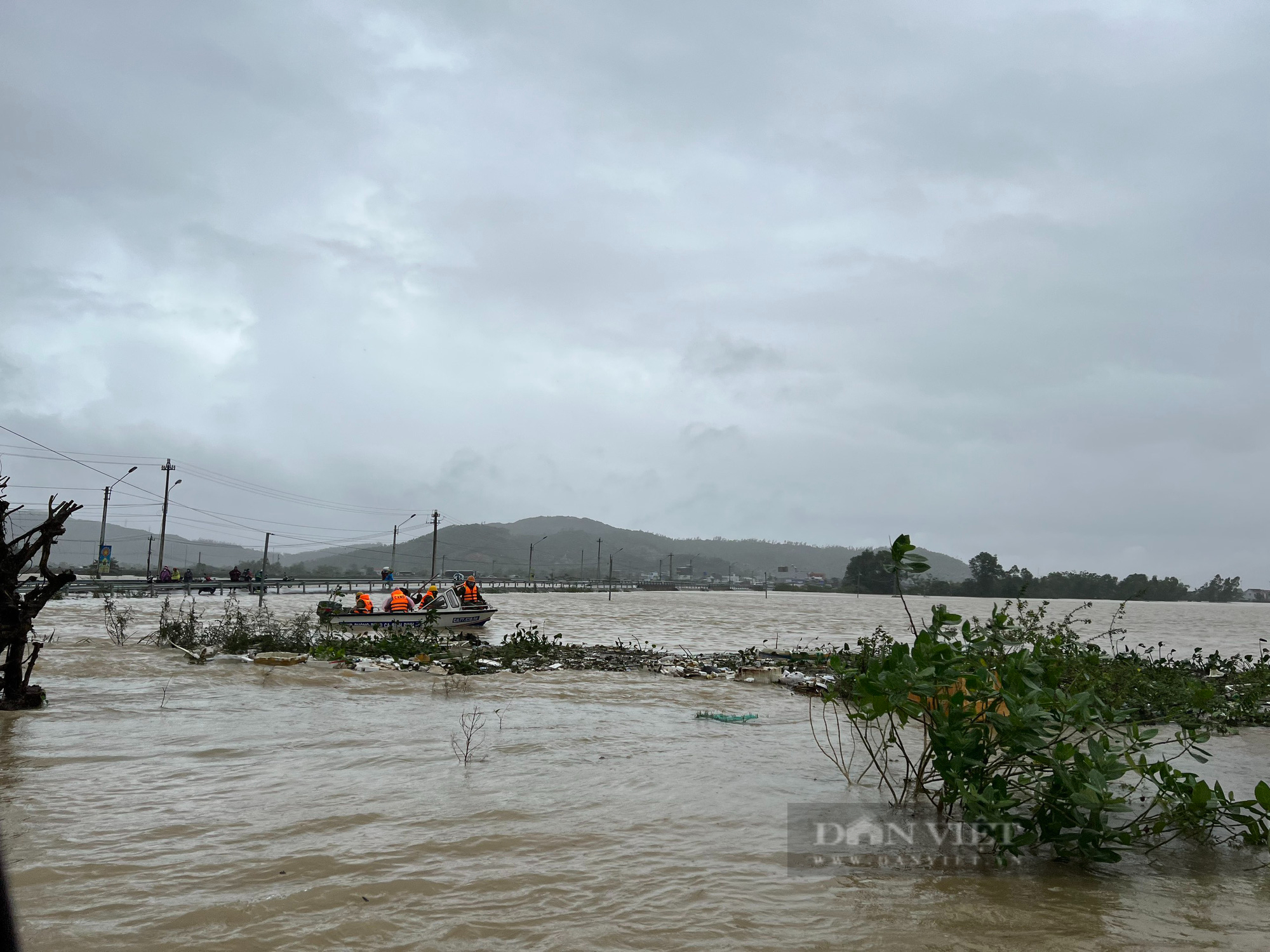 Lũ dâng nhanh, đường “biến” thành sông, nhiều khu dân cư ở Bình Định ngập sâu - Ảnh 10.