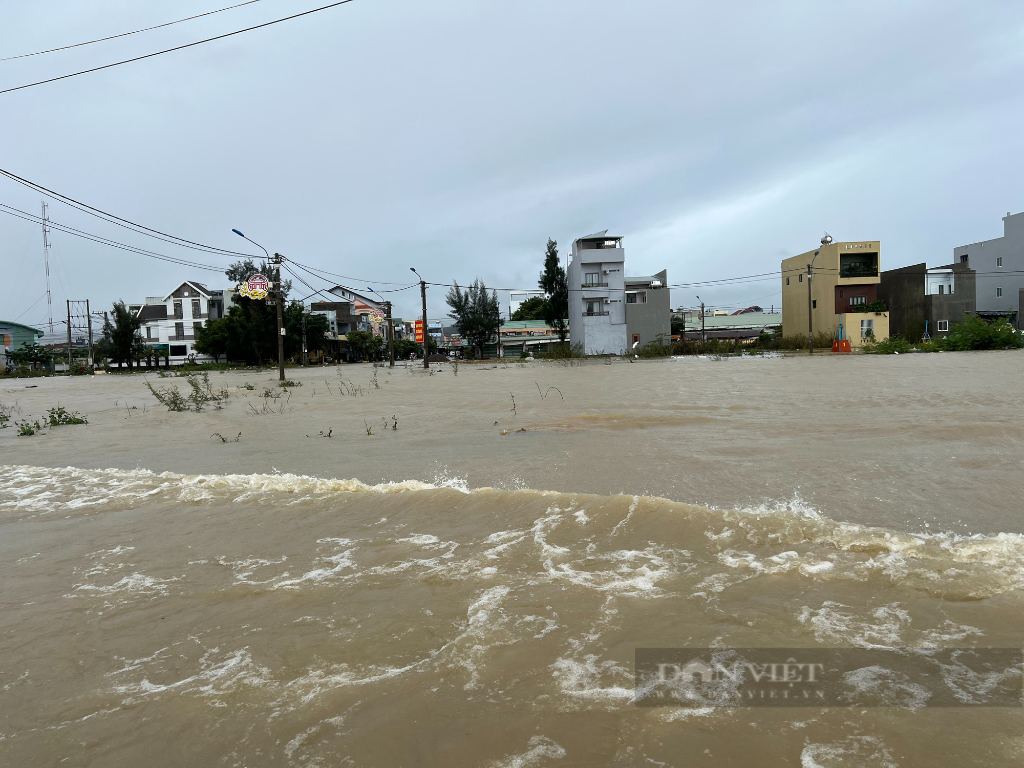 Lũ dâng nhanh, đường “biến” thành sông, nhiều khu dân cư ở Bình Định ngập sâu - Ảnh 3.