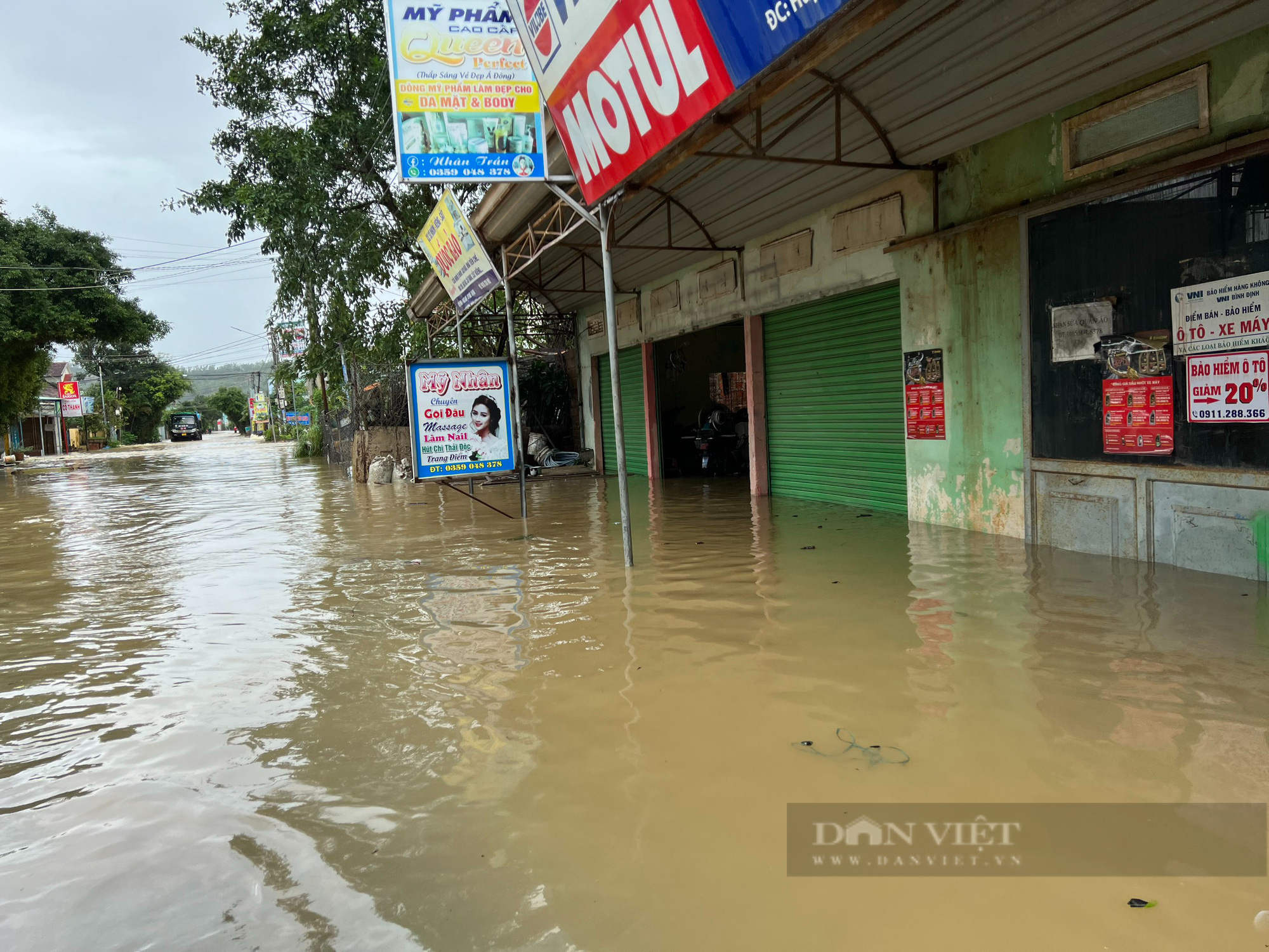Lũ dâng nhanh, đường “biến” thành sông, nhiều khu dân cư ở Bình Định ngập sâu - Ảnh 6.