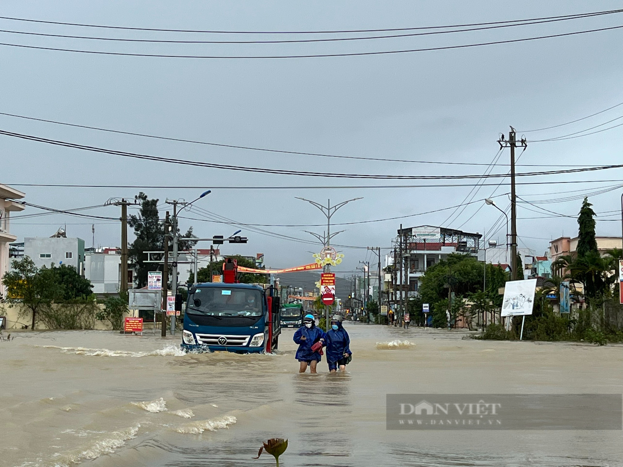 Lũ dâng nhanh, đường “biến” thành sông, nhiều khu dân cư ở Bình Định ngập sâu - Ảnh 2.