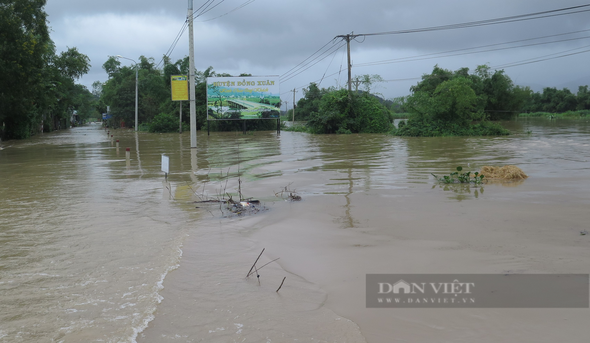 Phú Yên: Mưa lụt chia cắt nhiều địa bàn, thủy điện xả lũ 9.000m3/s - Ảnh 1.
