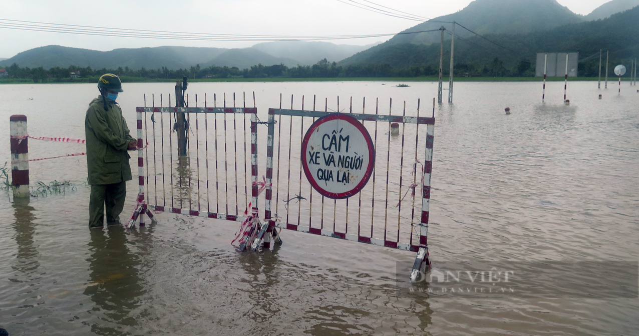 Phú Yên: Mưa lụt chia cắt nhiều địa bàn, thủy điện xả lũ 9.000m3/s - Ảnh 2.