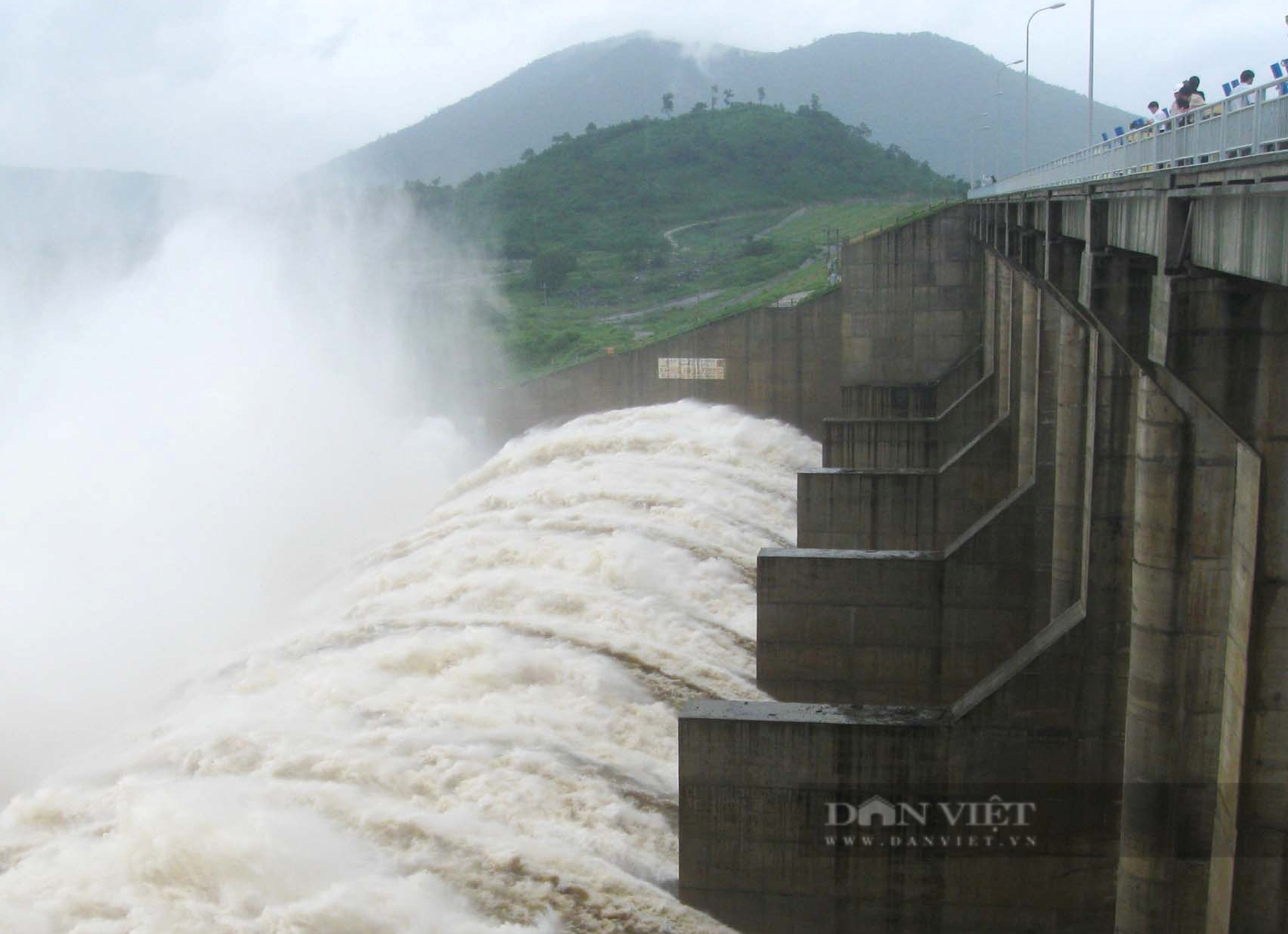 Phú Yên: Mưa lụt chia cắt nhiều địa bàn, thủy điện xả lũ 9.000m3/s - Ảnh 3.