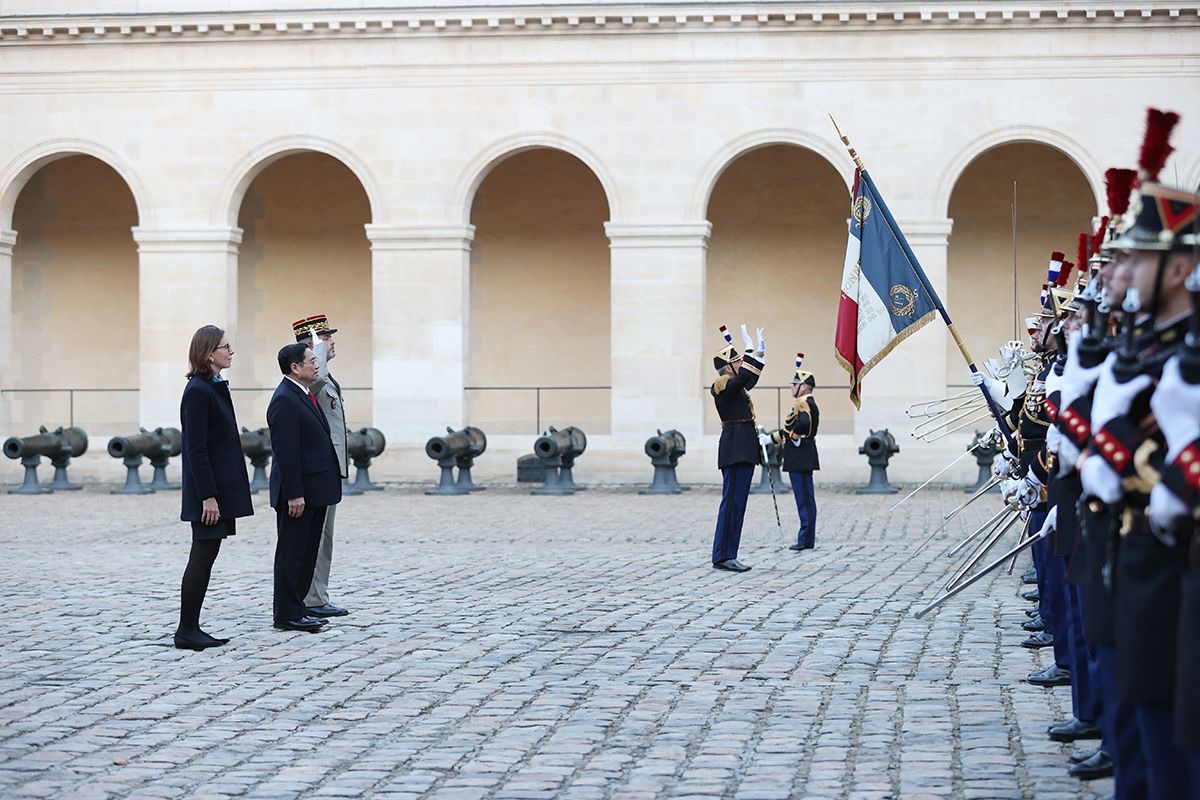 Thủ tướng Phạm Minh Chính dâng hoa tại tượng đài Bác Hồ tại Pháp, bắt đầu thăm chính thức Pháp - Ảnh 2.