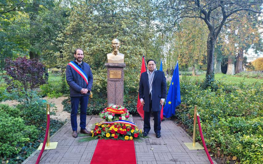 Thủ tướng Phạm Minh Chính dâng hoa tại tượng đài Bác Hồ tại Pháp, bắt đầu thăm chính thức Pháp