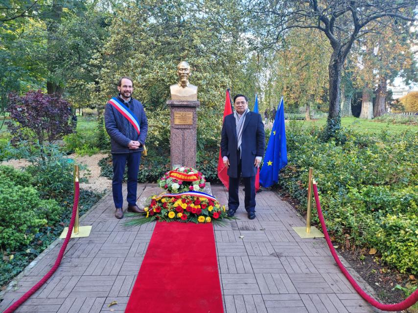 Thủ tướng Phạm Minh Chính dâng hoa tại tượng đài Bác Hồ tại Pháp, bắt đầu thăm chính thức Pháp - Ảnh 1.