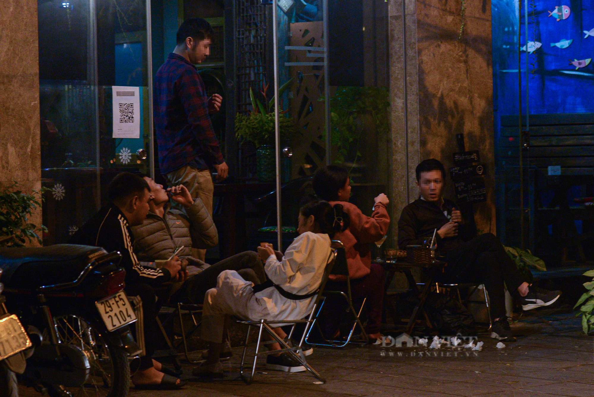 Hà Nội: Nhiều nhà hàng, quán ăn vẫn công khai mở cửa sau 21h - Ảnh 8.