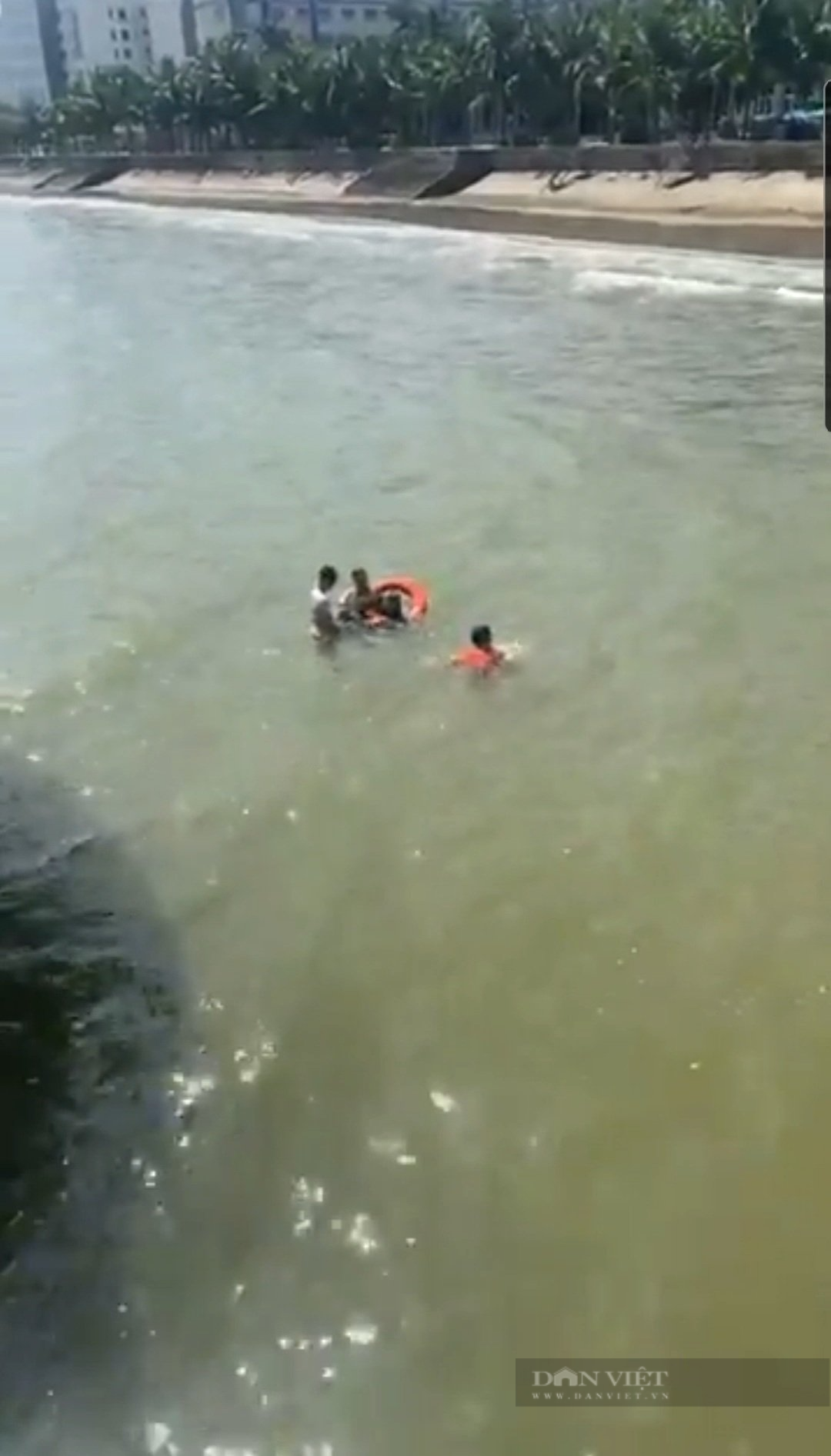 4 người lao mình xuống biển cứu cô gái tự tử - Ảnh 1.