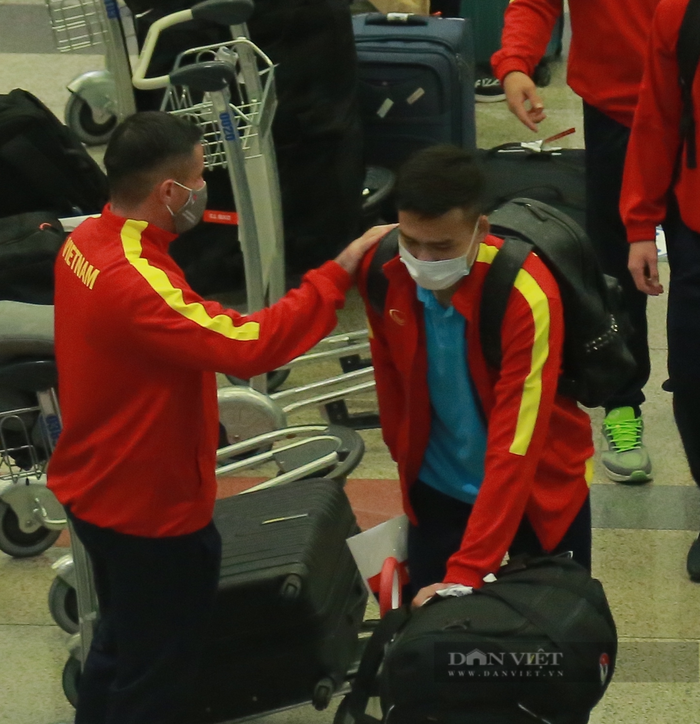 Thầy trò HLV Park Hang - seo về đến sân bay Nội Bài - Ảnh 2.