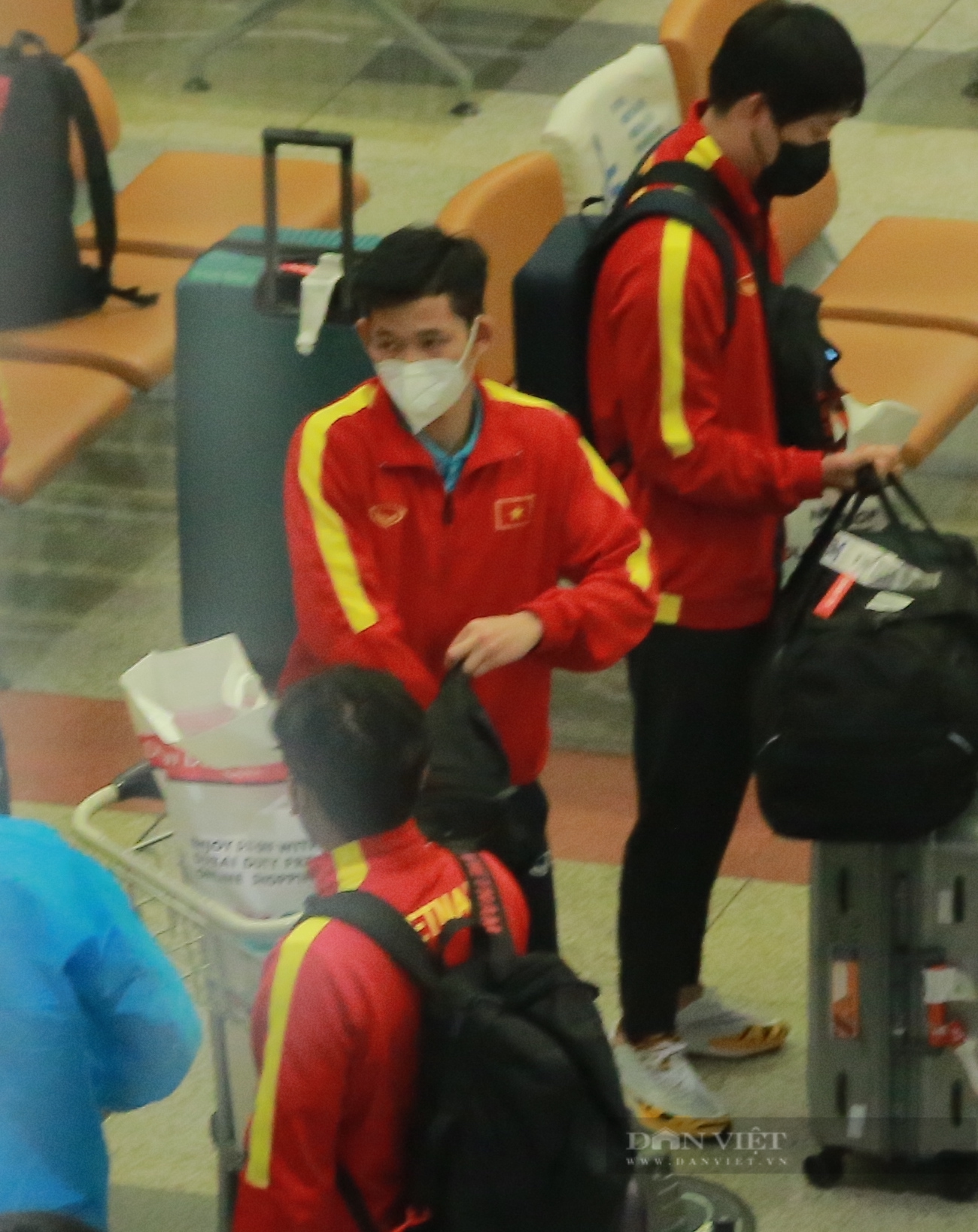 Thầy trò HLV Park Hang - seo về đến sân bay Nội Bài - Ảnh 3.