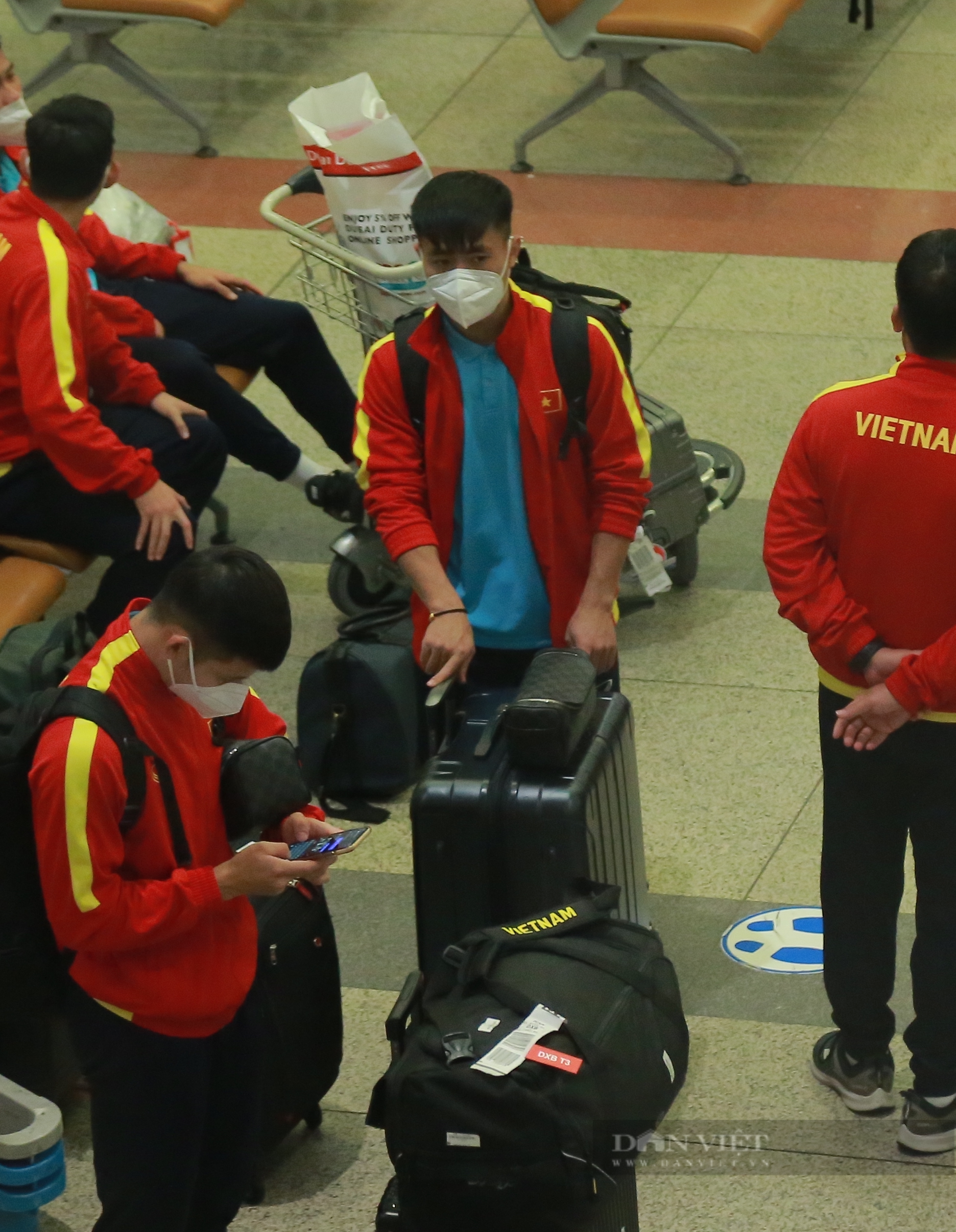 Thầy trò HLV Park Hang - seo về đến sân bay Nội Bài - Ảnh 5.