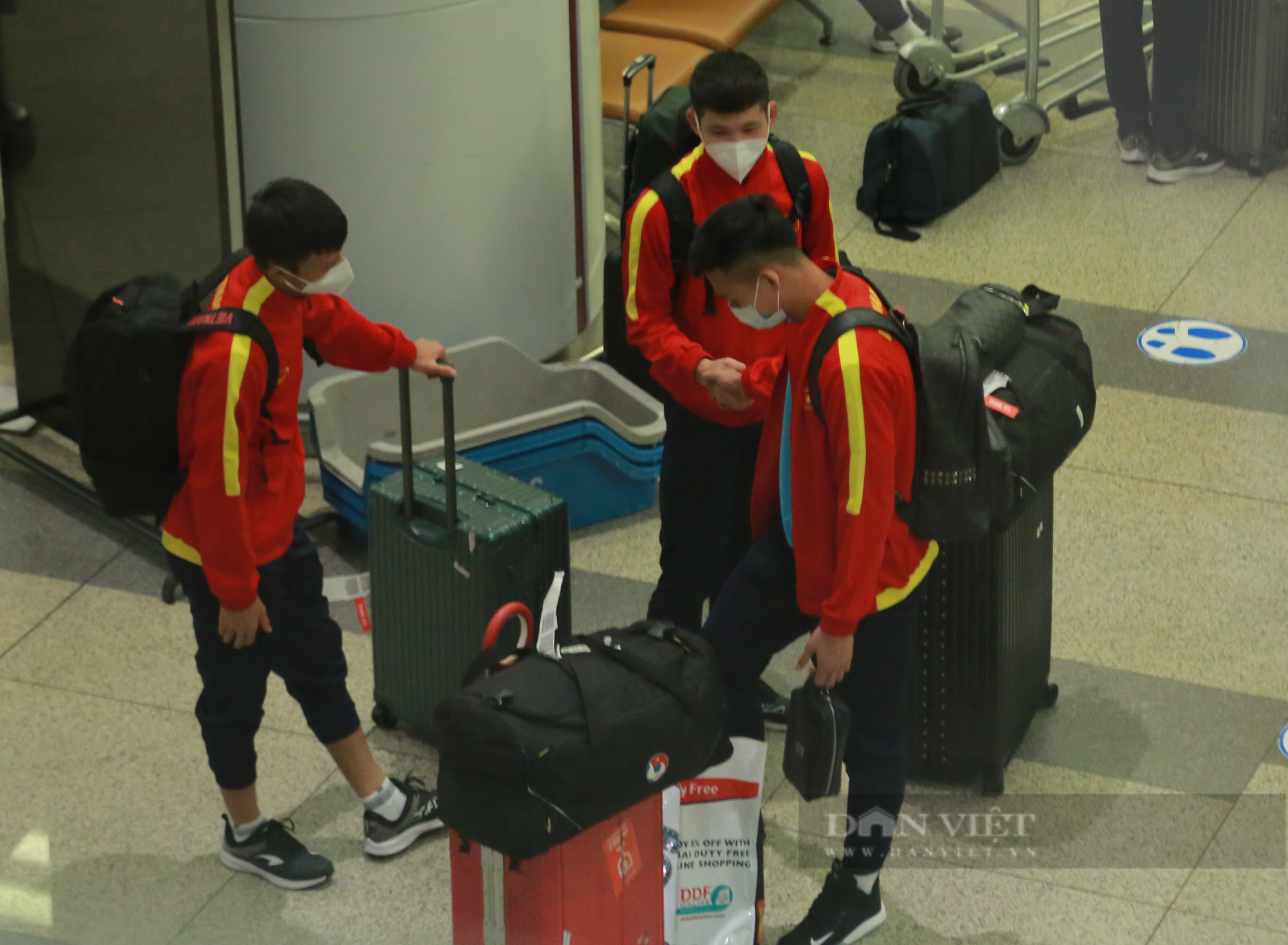 Thầy trò HLV Park Hang - seo về đến sân bay Nội Bài - Ảnh 6.