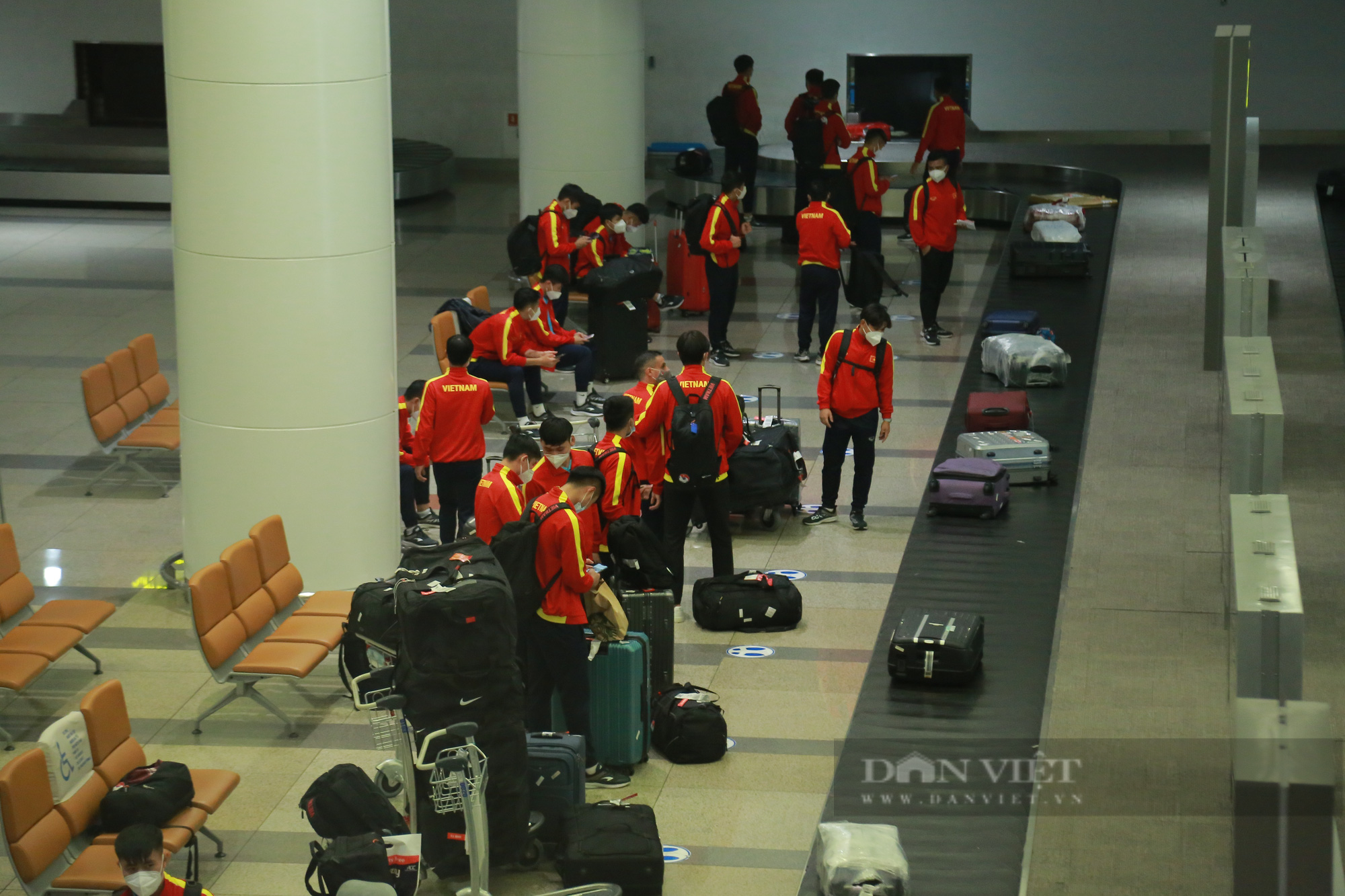 Thầy trò HLV Park Hang - seo về đến sân bay Nội Bài - Ảnh 8.
