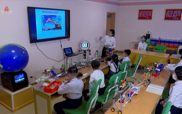 Triều Tiên sử dụng robot hình người để dạy tiếng Anh cho trẻ em nhằm 'tăng cường trí thông minh' - Ảnh 1.