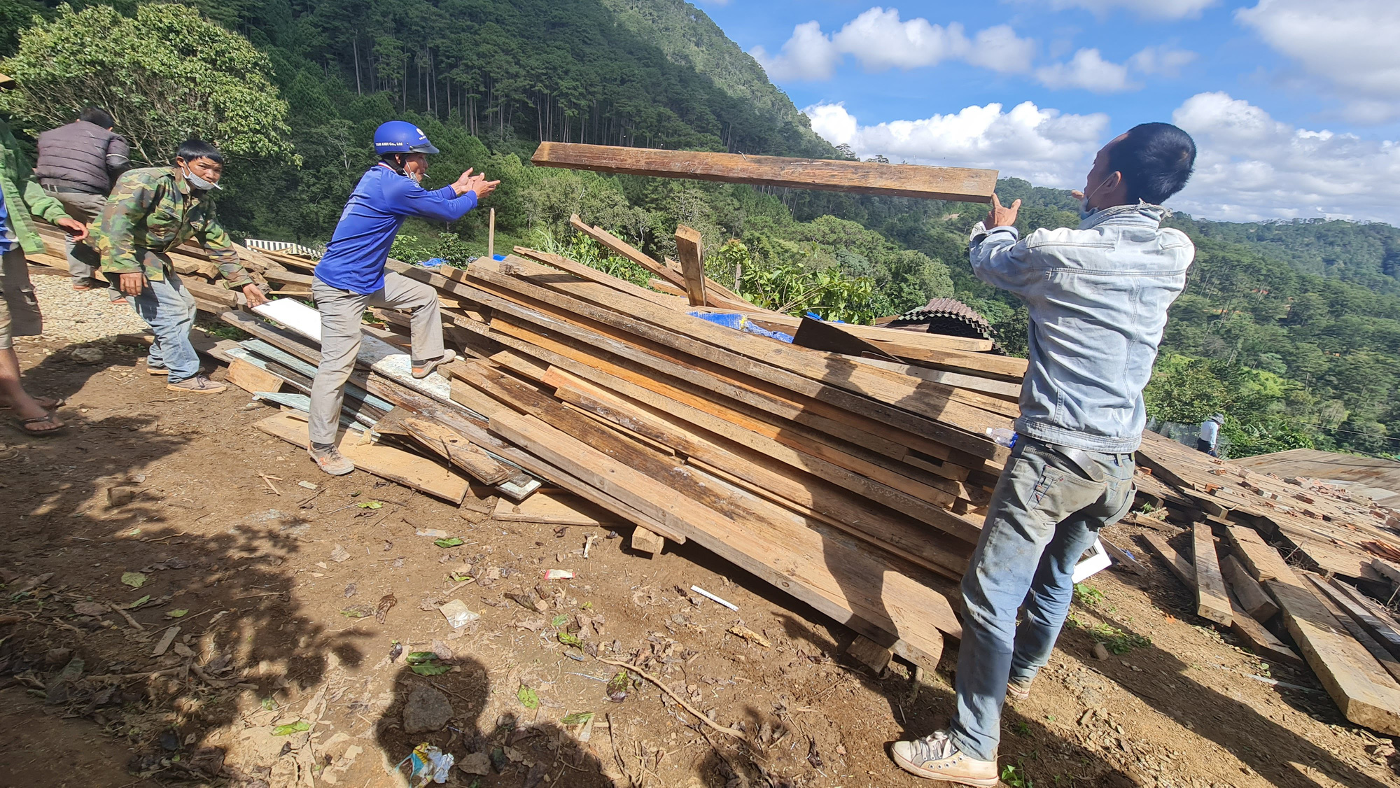 Tiếp tục cưỡng chế, giải tỏa 6 căn nhà trái phép tại “làng biệt thự” dưới chân núi Voi - Ảnh 3.