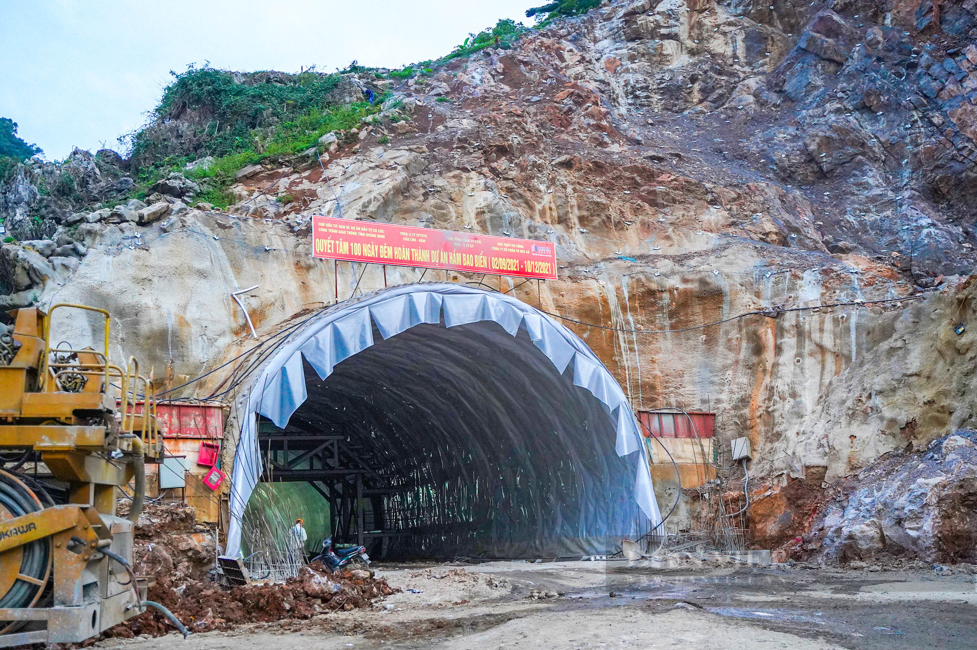 Hàng trăm công nhân thay nhau ngày đêm xây dựng đường hầm bao biển lớn nhất Việt Nam - Ảnh 2.