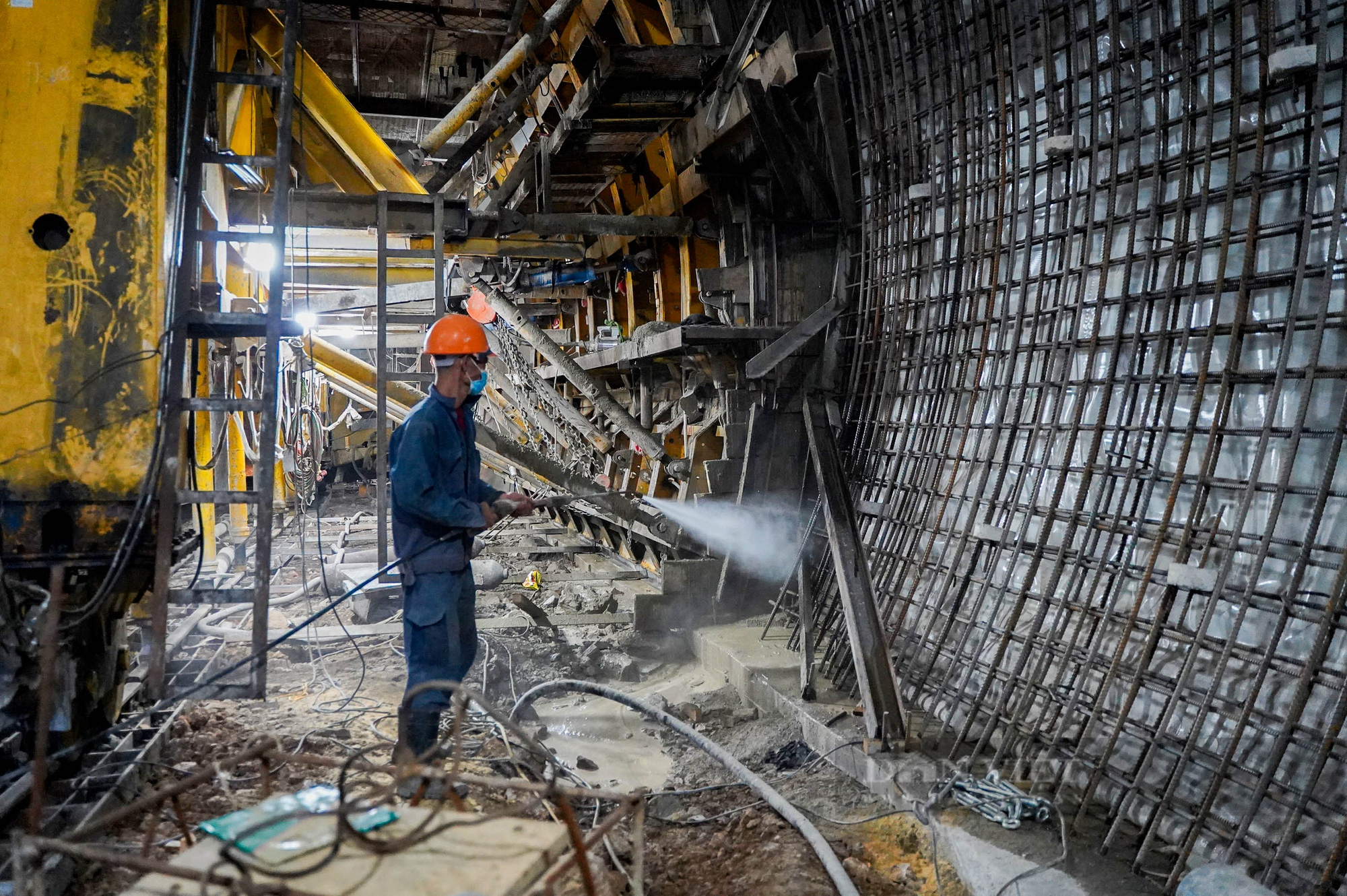 Hàng trăm công nhân thay nhau ngày đêm xây dựng đường hầm bao biển lớn nhất Việt Nam - Ảnh 6.