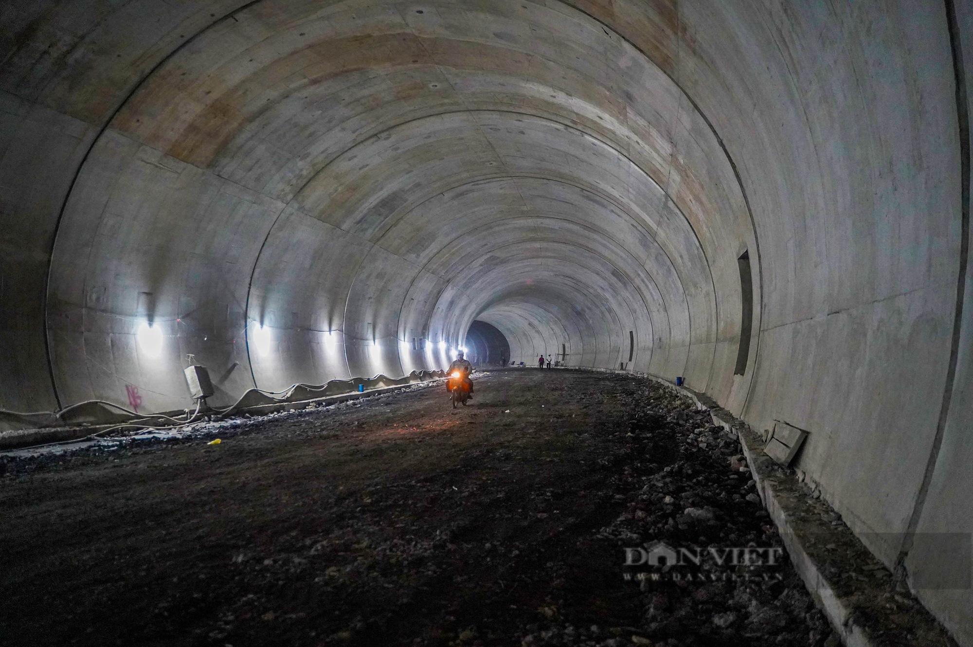 Hàng trăm công nhân thay nhau ngày đêm xây dựng đường hầm bao biển lớn nhất Việt Nam - Ảnh 7.