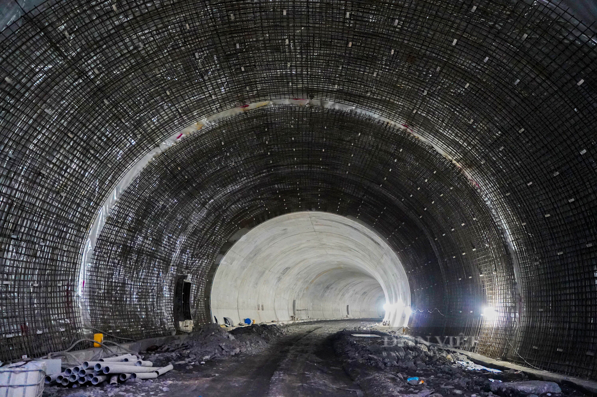 Hàng trăm công nhân thay nhau ngày đêm xây dựng đường hầm bao biển lớn nhất Việt Nam - Ảnh 8.
