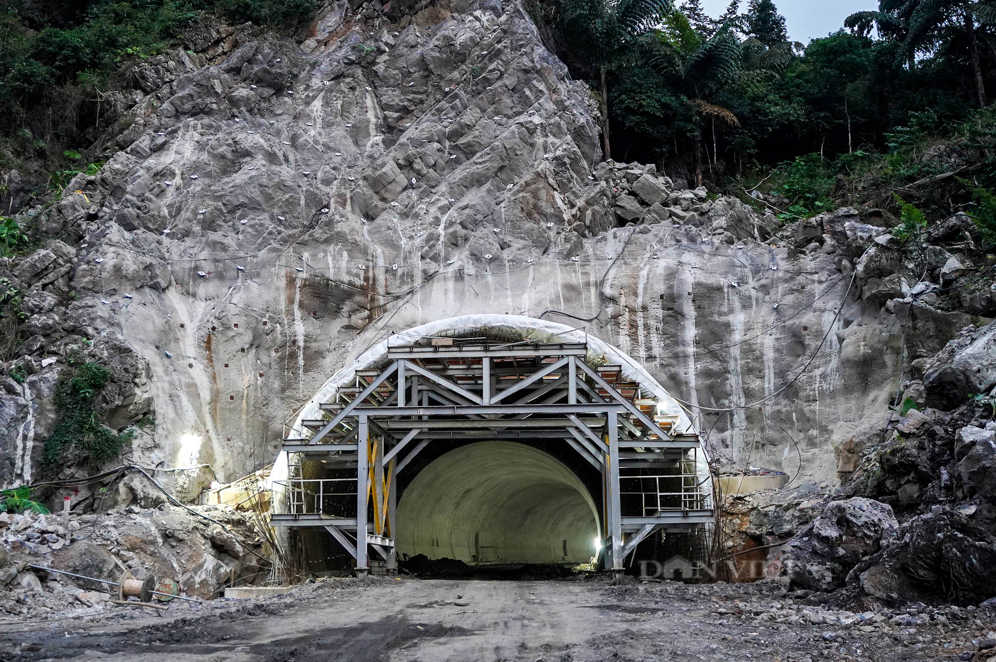 Hàng trăm công nhân thay nhau ngày đêm xây dựng đường hầm bao biển lớn nhất Việt Nam - Ảnh 12.