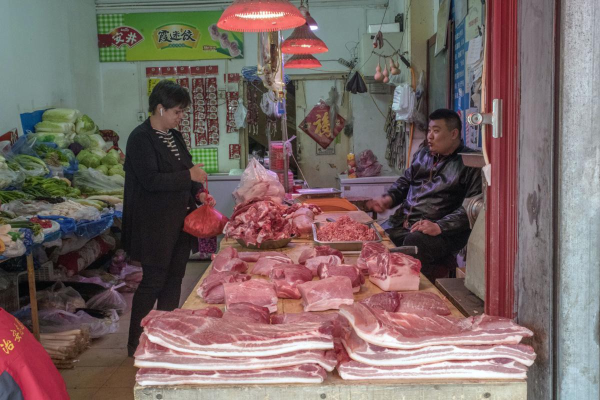 Không chỉ Việt Nam, Trung Quốc cũng đối mặt khủng hoảng giá lợn hơi giảm vì đàn lợn khổng lồ sinh sôi   - Ảnh 2.