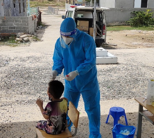 Nghi nhiễm Covid-19 kỷ lục ở Bình Thuận chỉ trong buổi sáng đã 298 ca, trong đó có 1 nhân y tế - Ảnh 1.