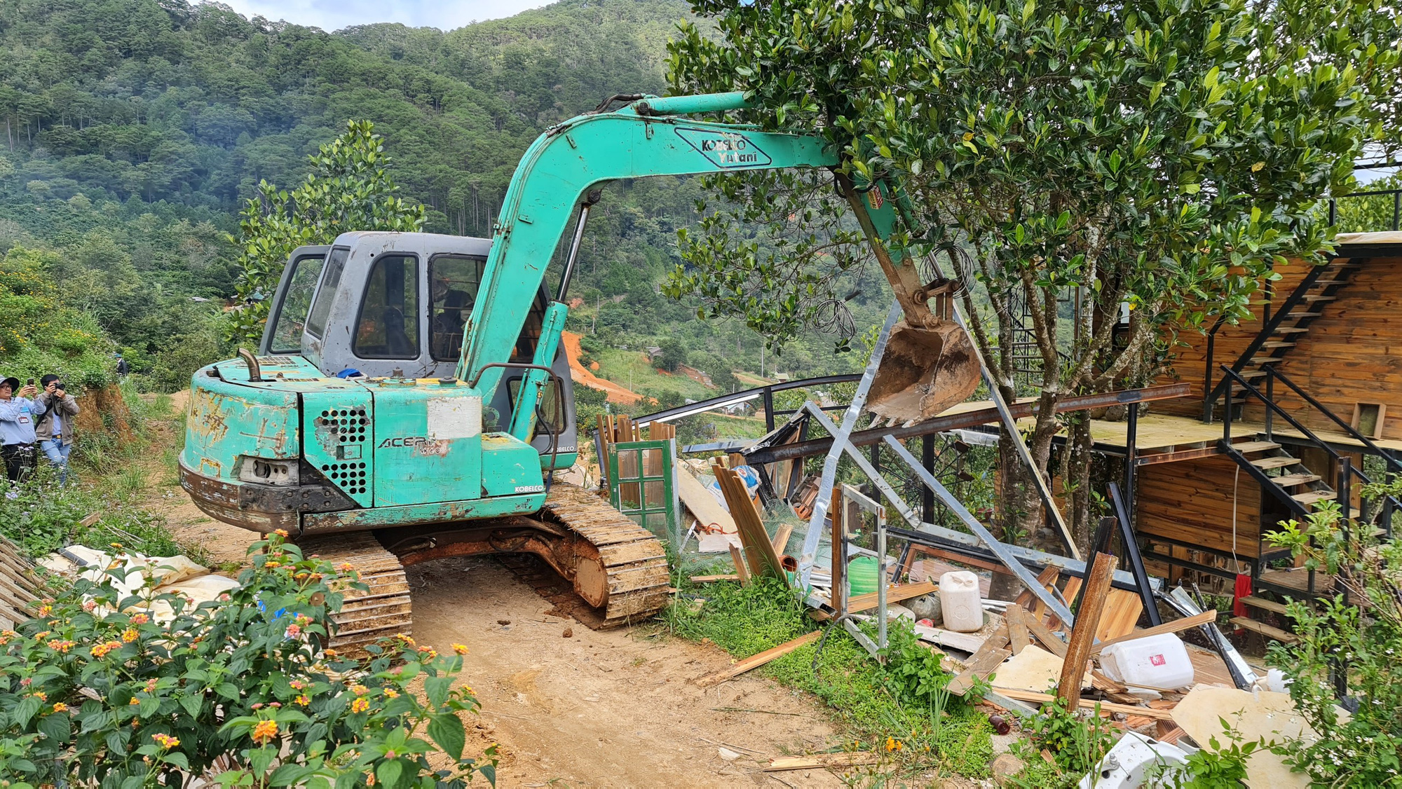 Tiếp tục cưỡng chế, giải tỏa 6 căn nhà trái phép tại “làng biệt thự” dưới chân núi Voi - Ảnh 1.